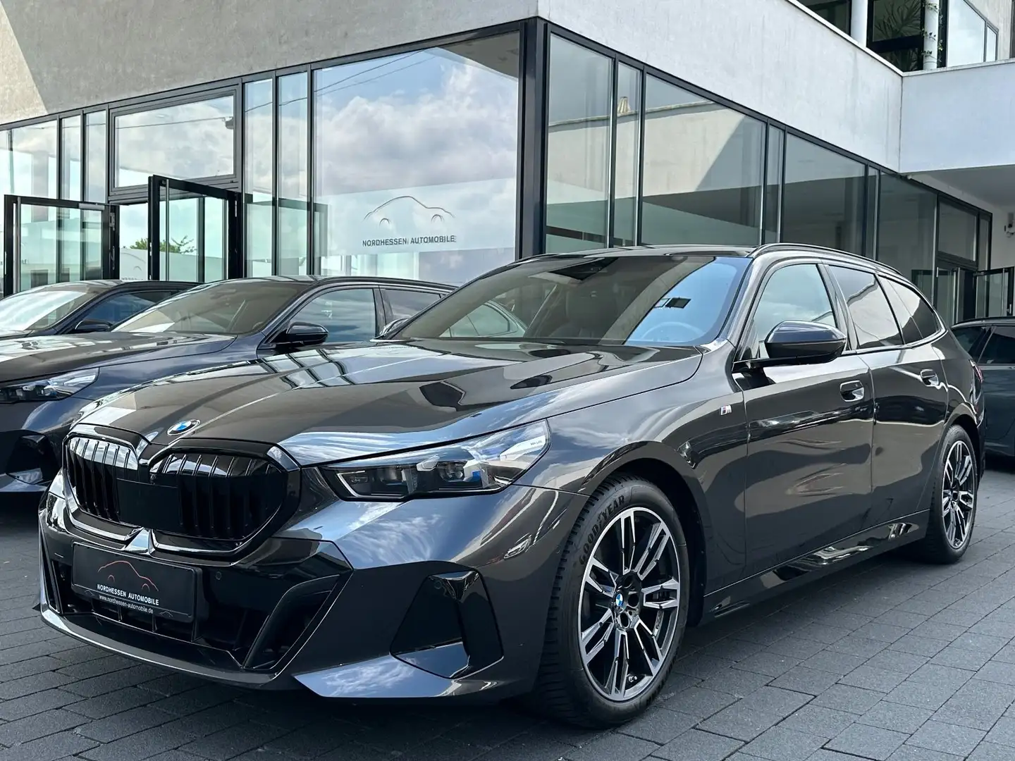 BMW 540 d xDrive Touring M Sport | Standheizung | AHK Grau - 1
