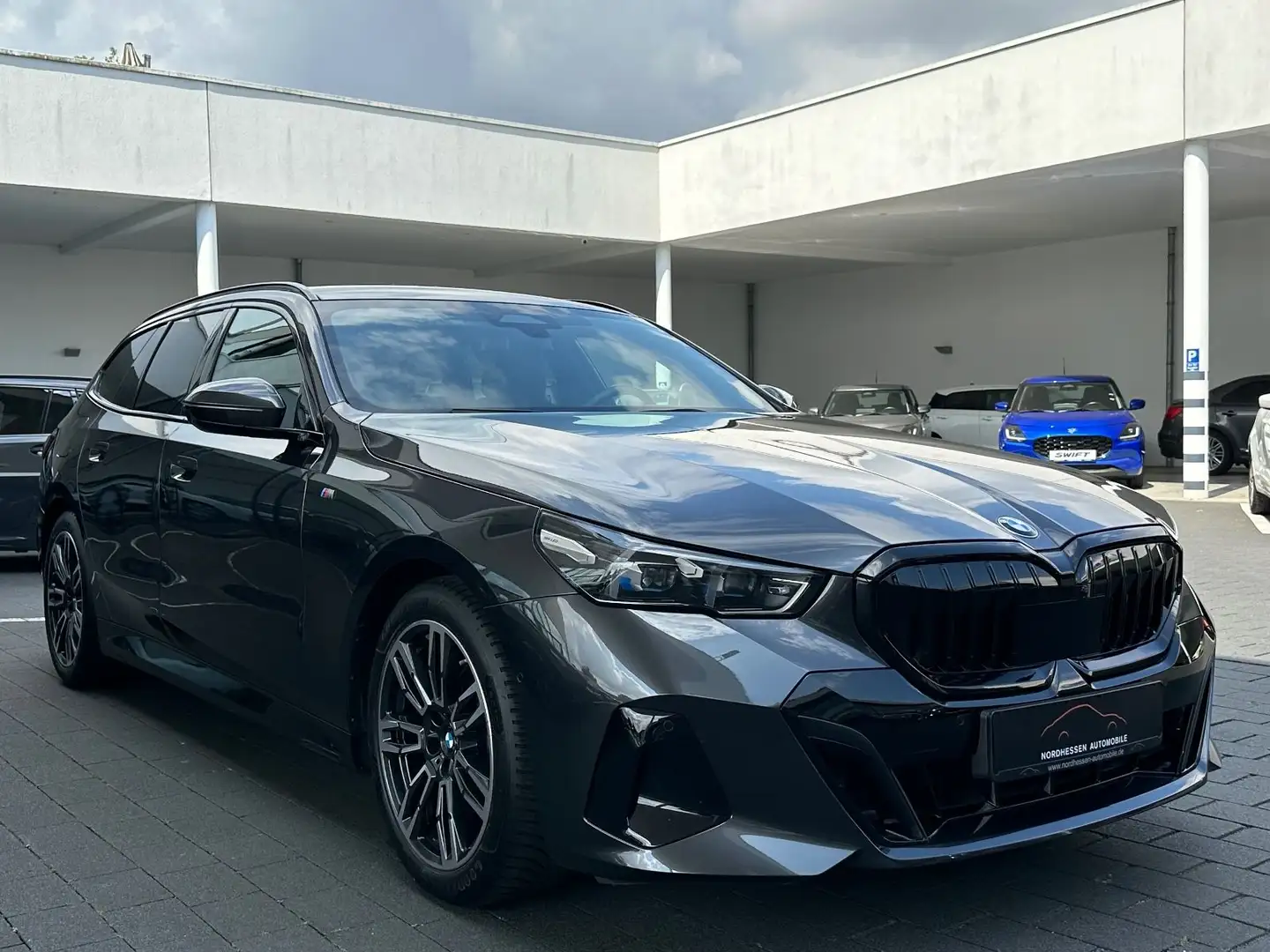 BMW 540 d xDrive Touring M Sport | Standheizung | AHK Grau - 2