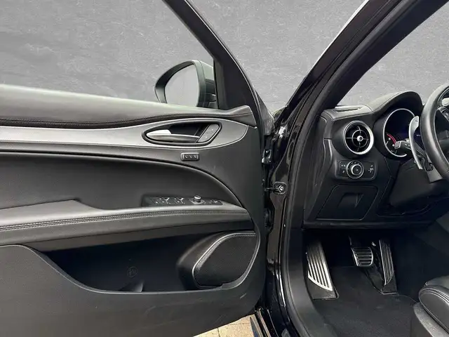 Alfa Romeo Stelvio view 5