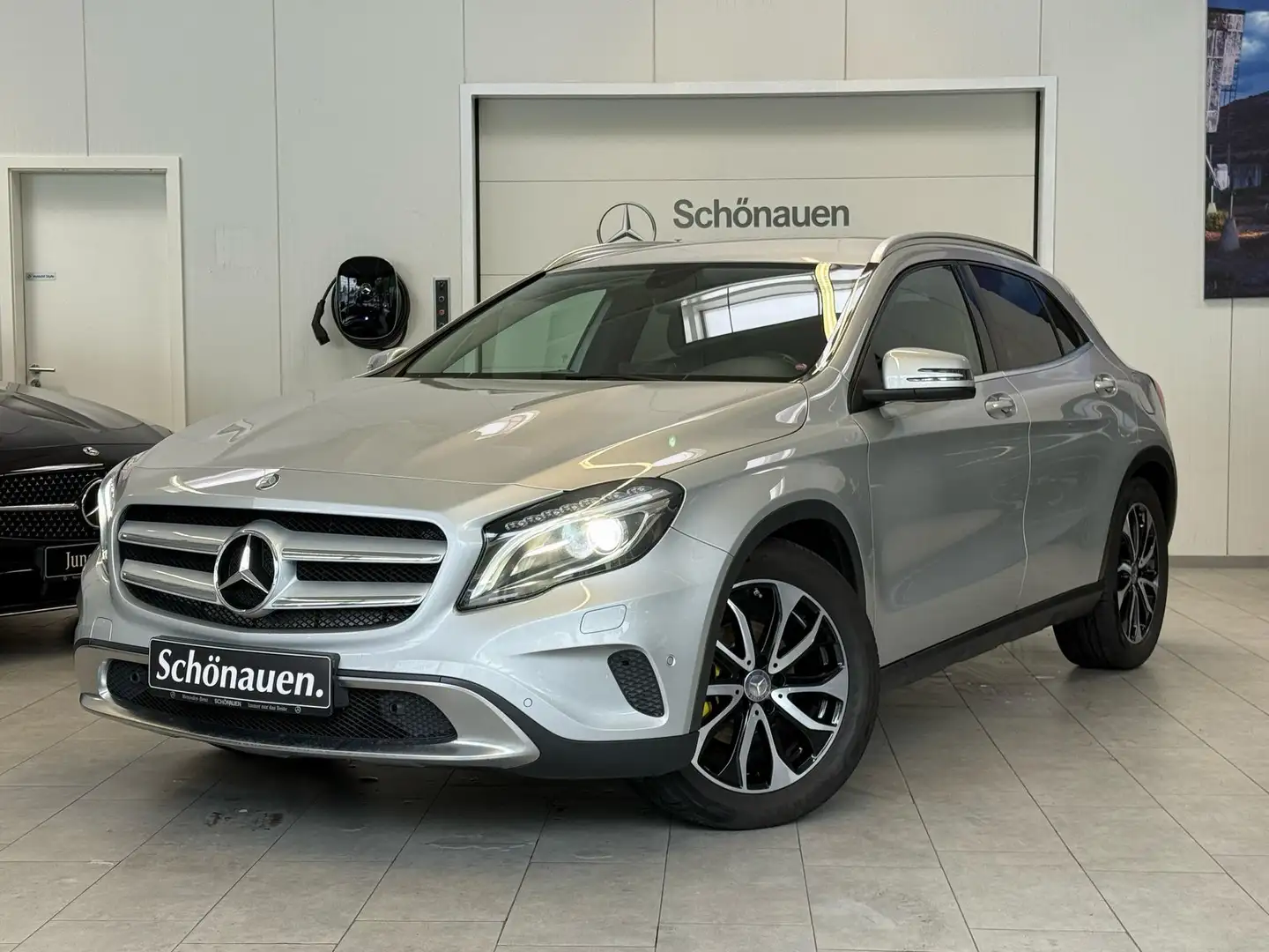 Mercedes-Benz GLA 200 AUTOMATIK+18"AHK+BIXENON+THERMATIC+PTS Argent - 1