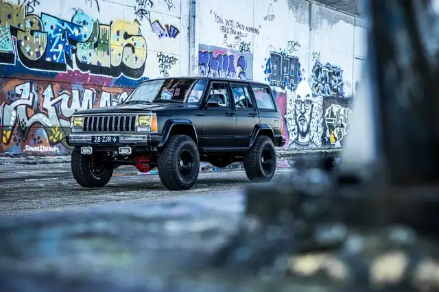 Jeep Cherokee 5.7 V8 LS1 Swap (324PK)  en volledig gerestaureerd