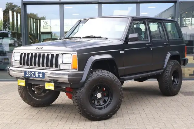 Jeep Cherokee 5.7 V8 LS1 Swap (324PK)  en volledig gerestaureerd
