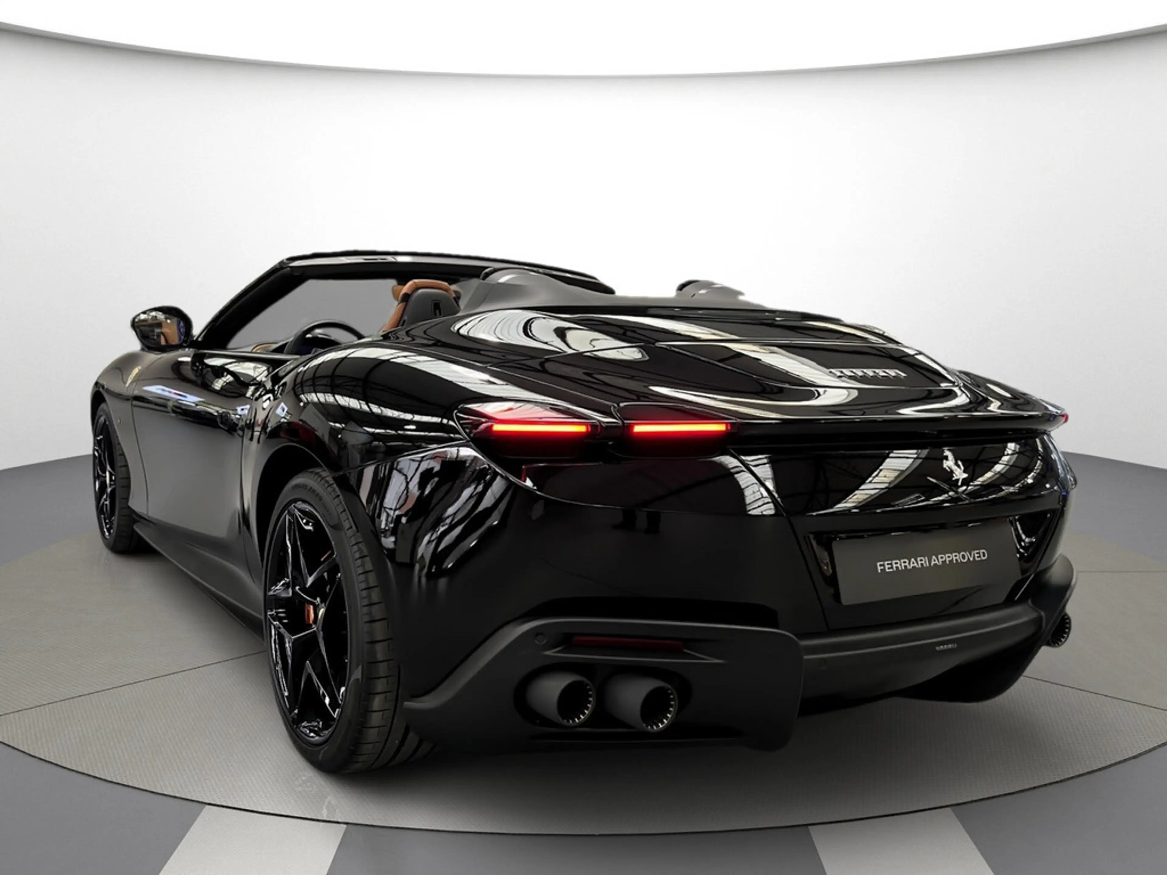 Ferrari Roma Spider / Lenkrad mit physischen Knöpfen — photo 15