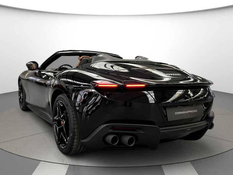 Ferrari Roma Spider / Lenkrad mit physischen Knöpfen — photo 15