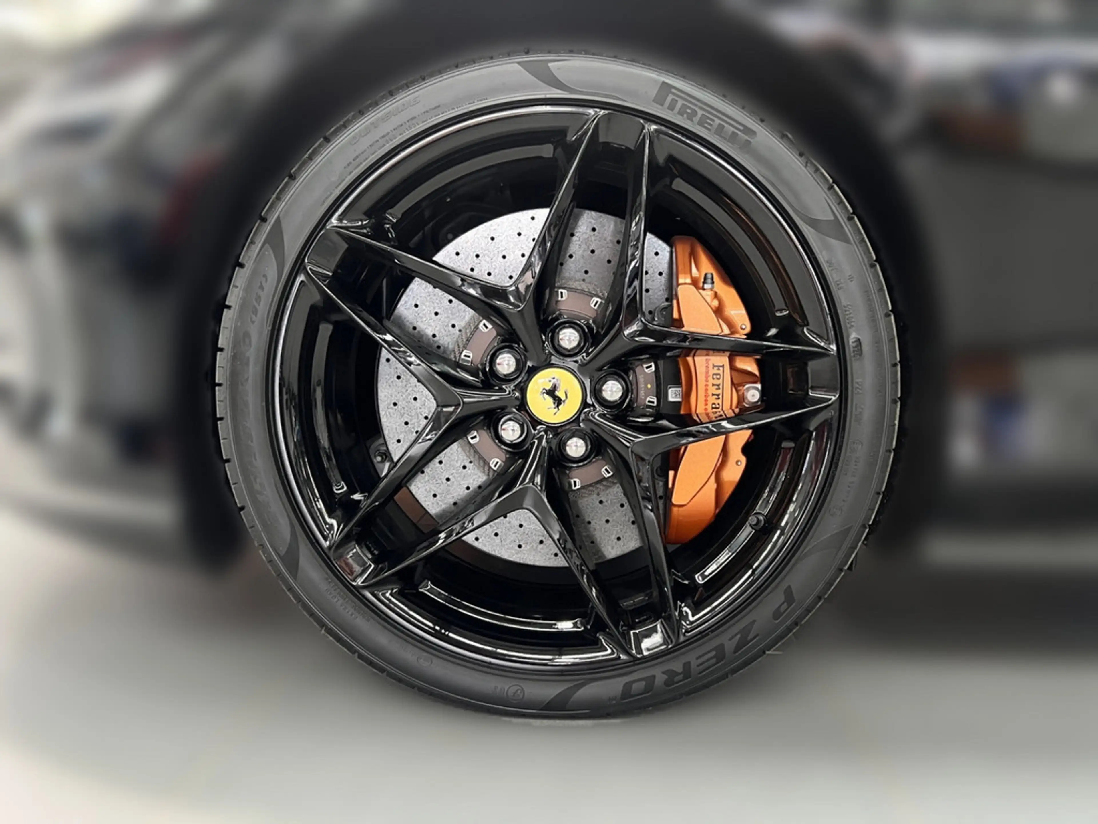 Ferrari Roma Spider / Lenkrad mit physischen Knöpfen — photo 12