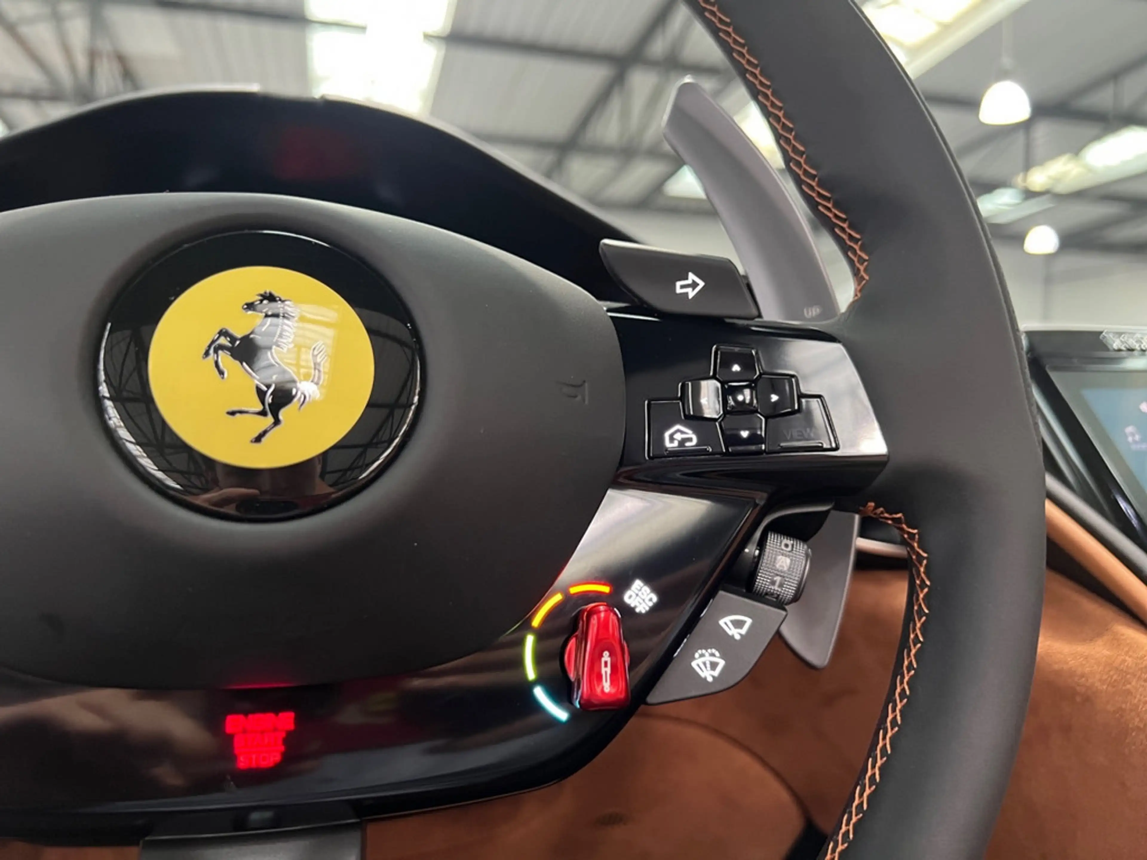 Ferrari Roma Spider / Lenkrad mit physischen Knöpfen — photo 13