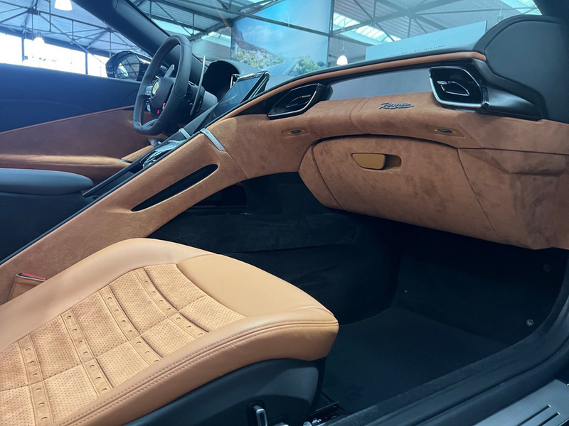 Ferrari Roma Spider / Lenkrad mit physischen Knöpfen — photo 11