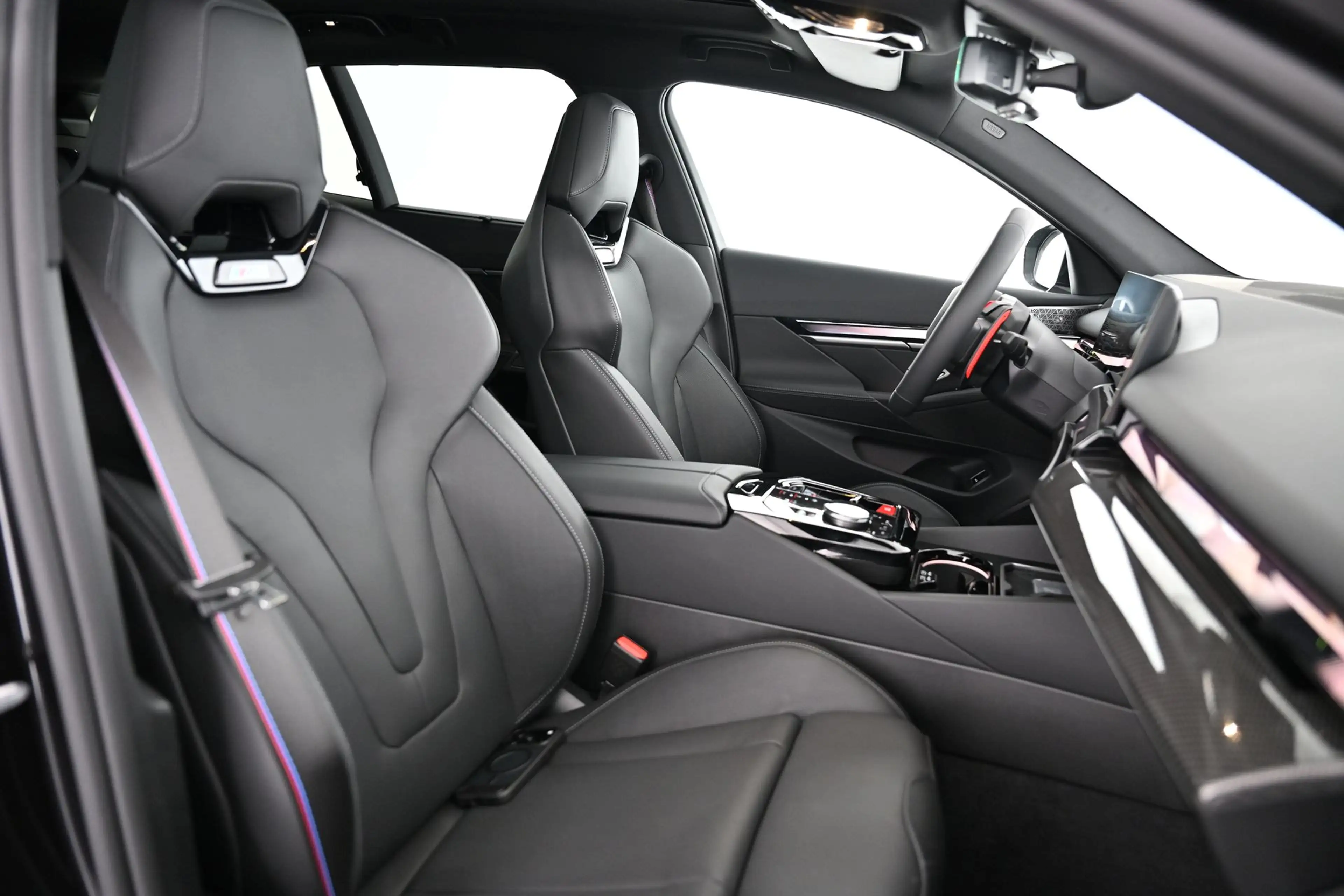 BMW M5 - M5 xDrive — photo 42