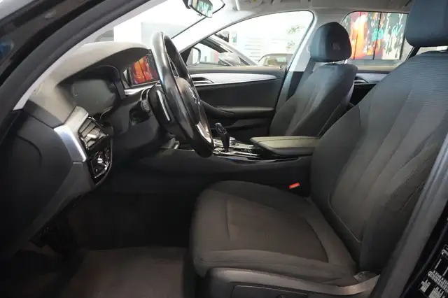BMW 5 Series view 8