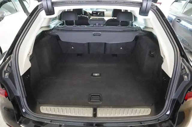 BMW 5 Series view 10
