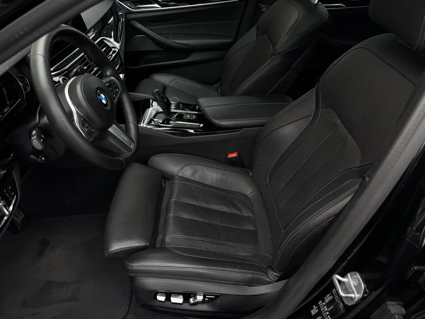 BMW 540 5-serie 540i 340pk M-sport Schuifdak ComfortLeder Zwart - 2