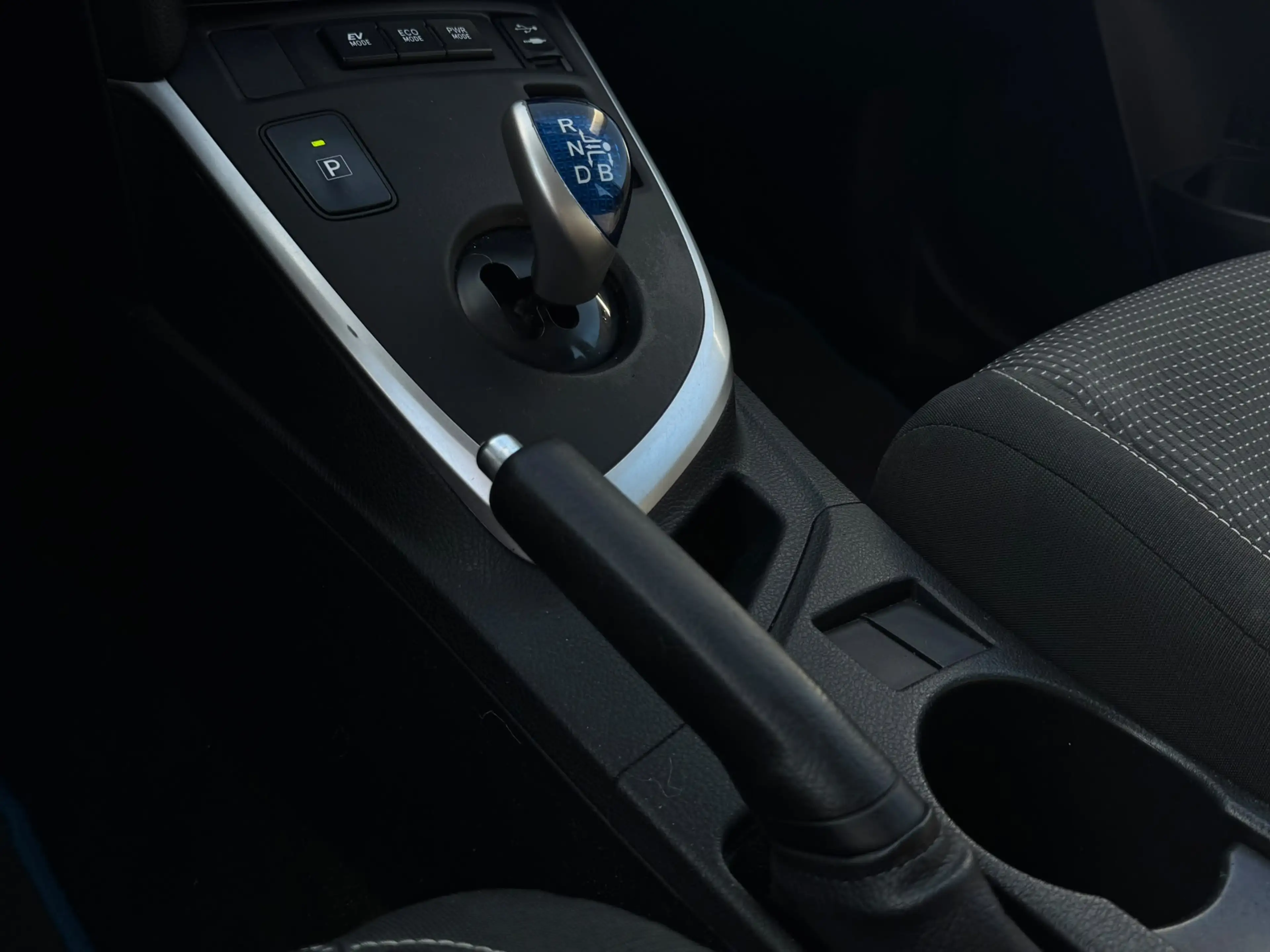 Toyota Auris HYBRID 1.8i *AUTOMATIQUE * MARCHAND * EXPORTATION * — photo 10