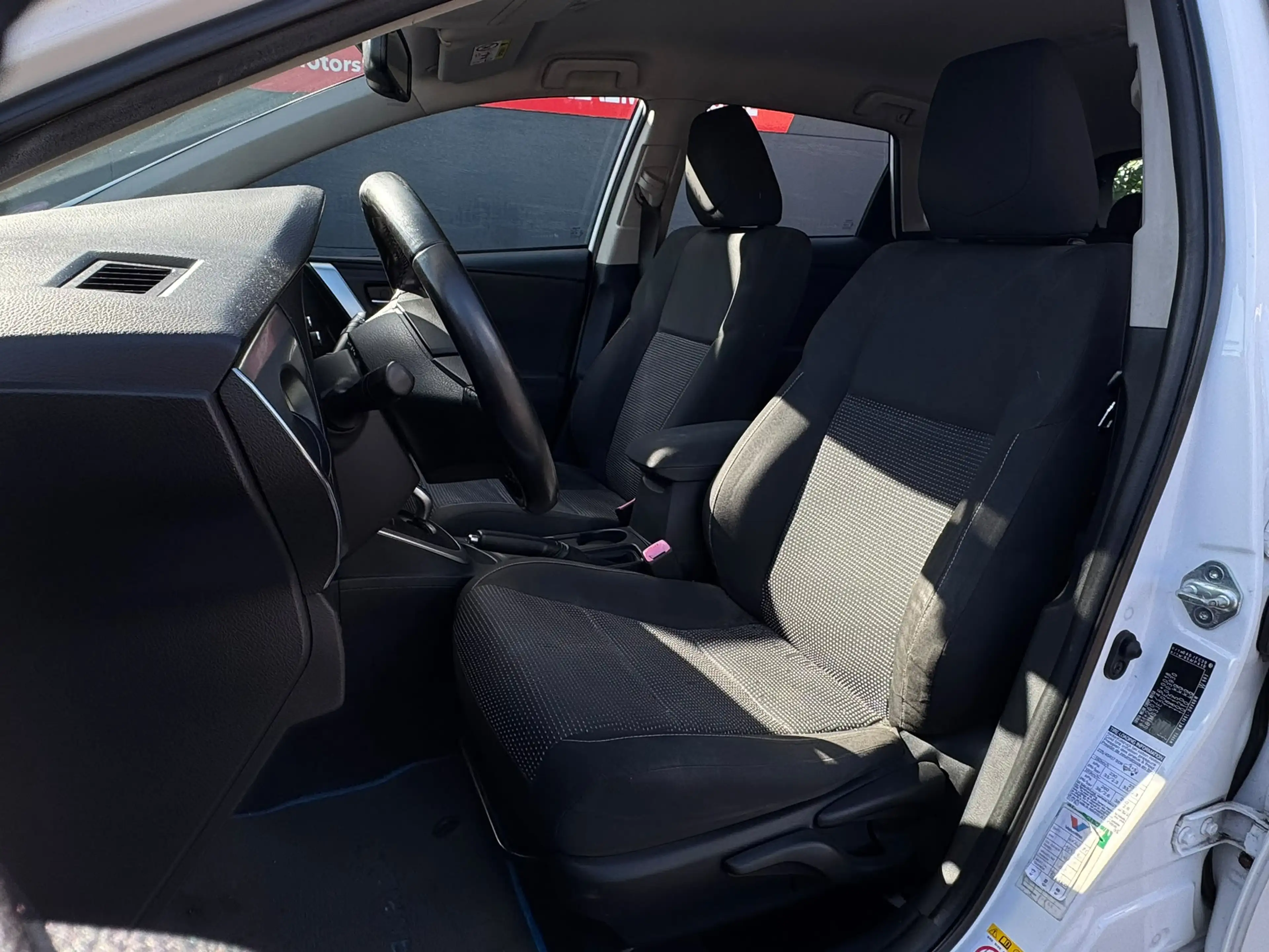 Toyota Auris HYBRID 1.8i *AUTOMATIQUE * MARCHAND * EXPORTATION * — photo 5