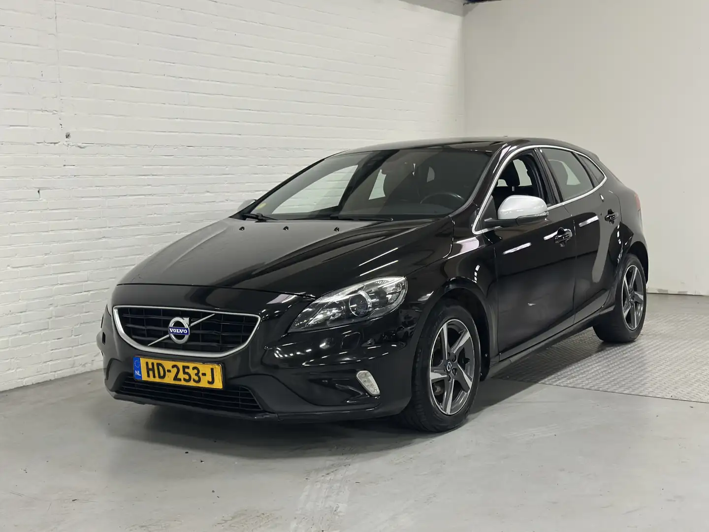 Volvo V40 2.0 D2 R-Design Business NAVI /CRUISE /  CLIMA / T Schwarz - 1