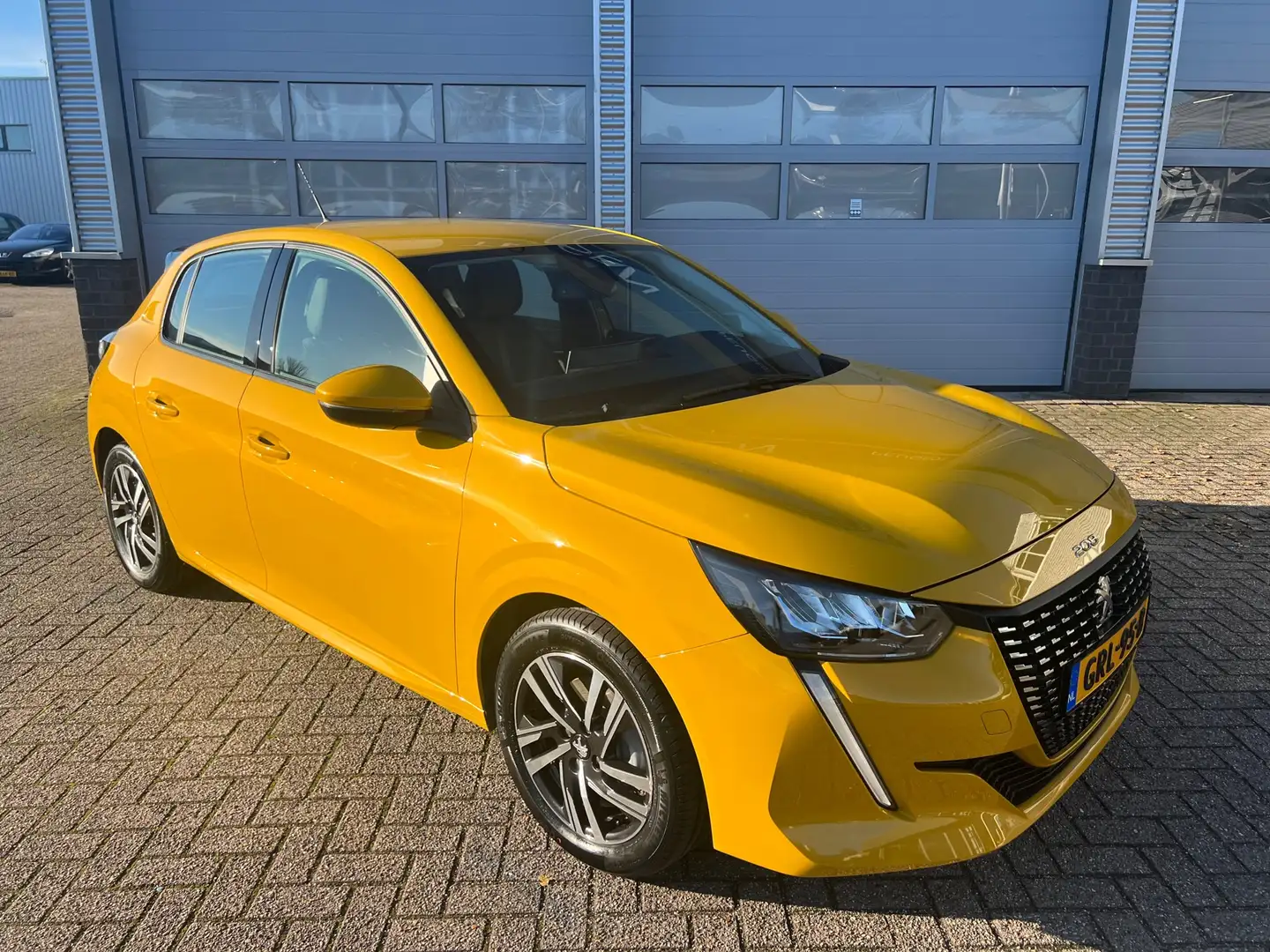 Peugeot 208 Peugeot 208 1.2 100pk Allure | Automaat | Stoelver Geel - 2