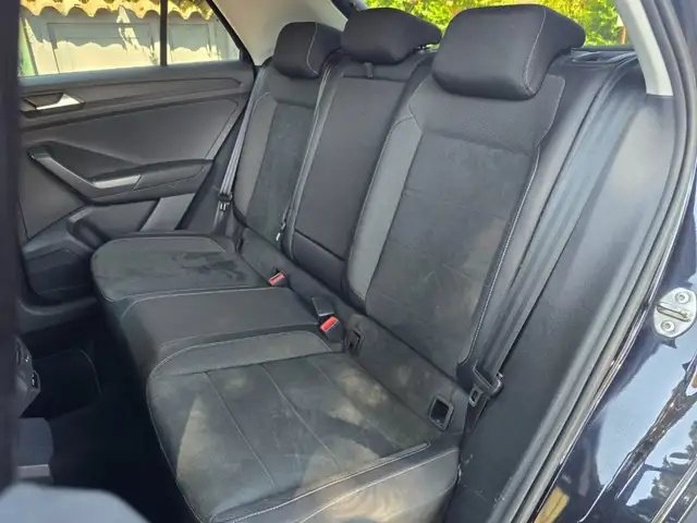 Volkswagen T-Roc view 8