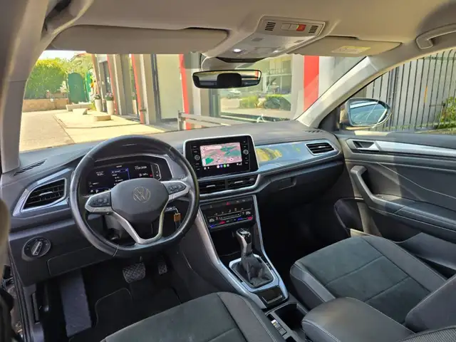 Volkswagen T-Roc view 4