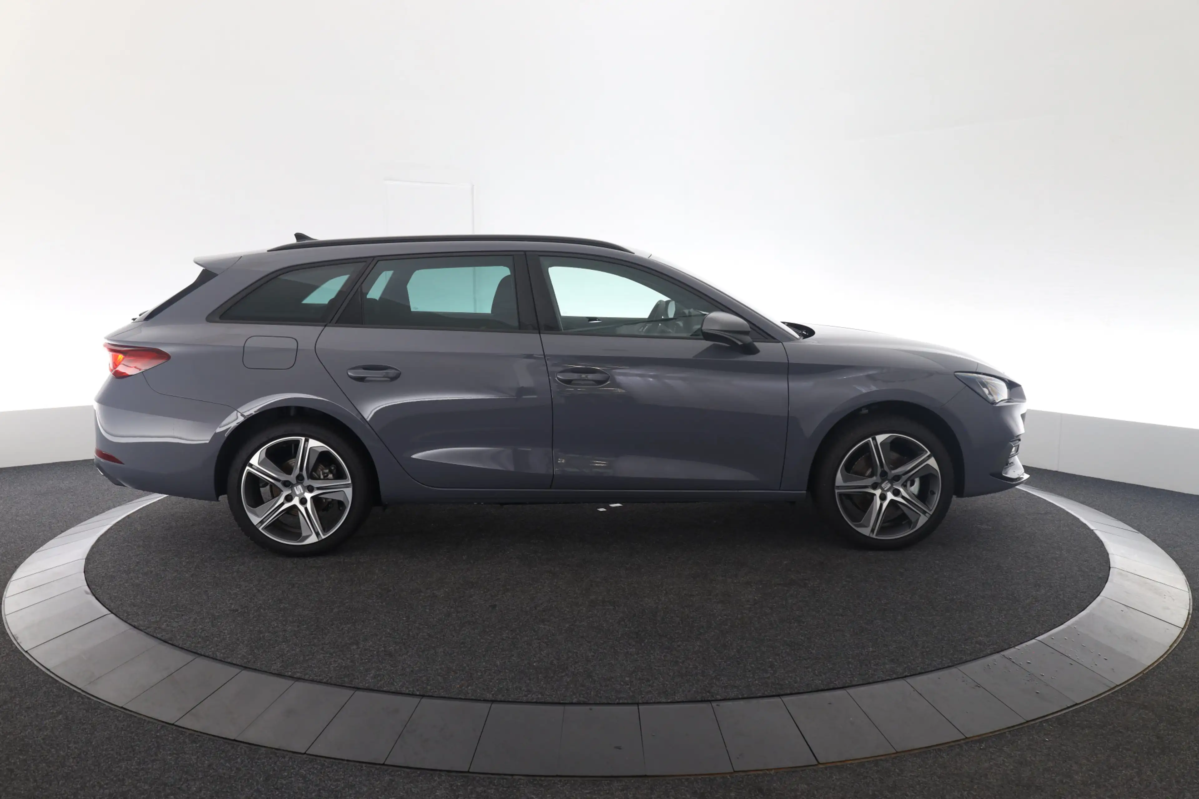 SEAT Leon e-Hybrid Sportstourer 1.5 TSI FR Business — photo 4