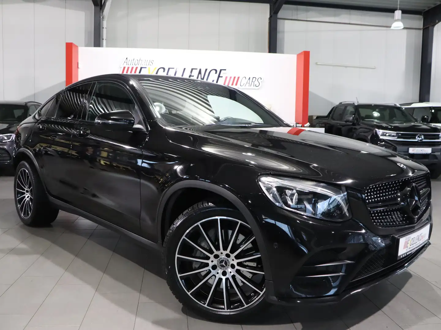 Mercedes-Benz GLC 300 COUPE 4M AMG-LINE NIGHT / LED, NAVI+360° Zwart - 2