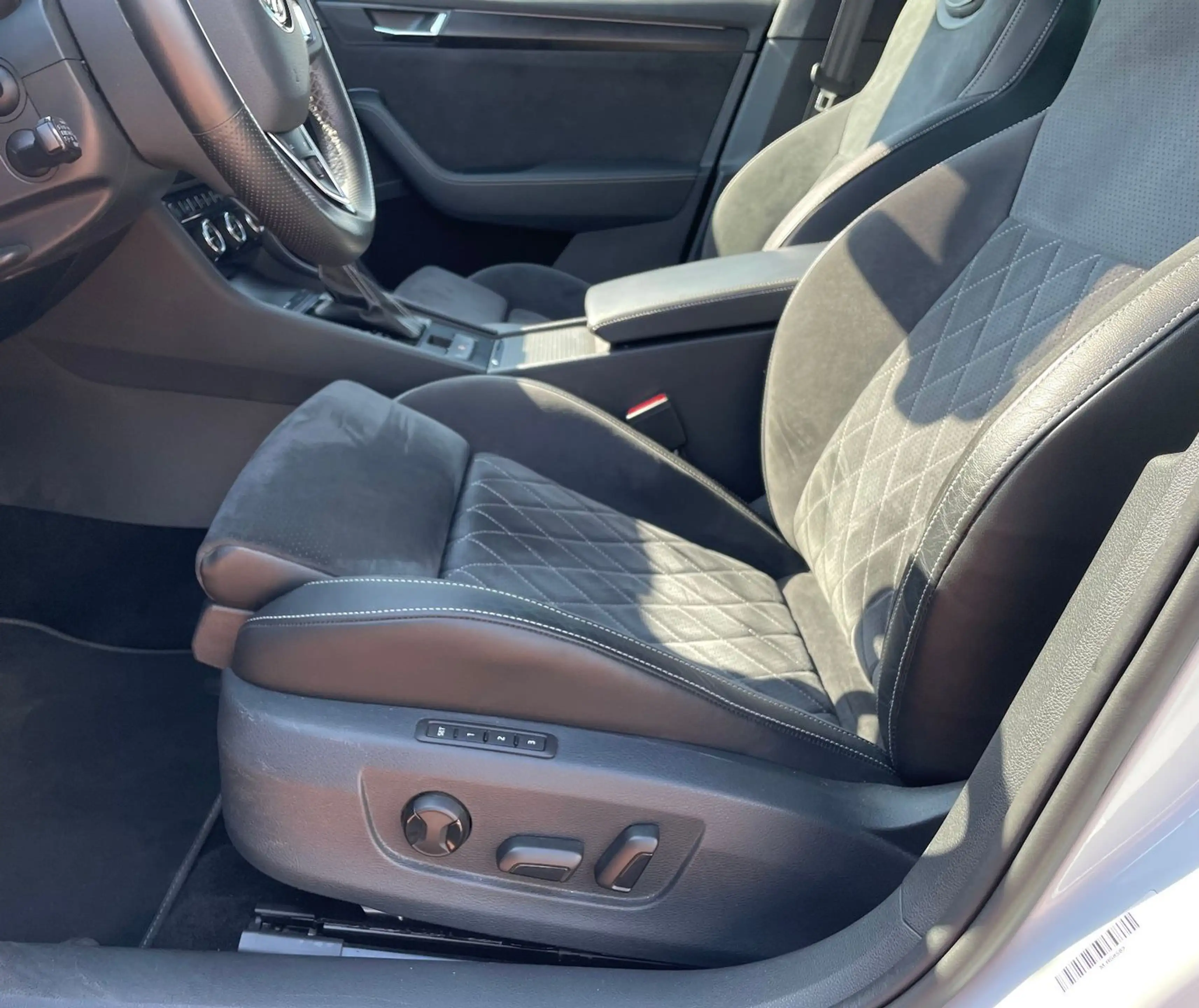 Skoda Superb 2.0 TSI Sportline*Pano*Virtuell*19 Zoll* — photo 13