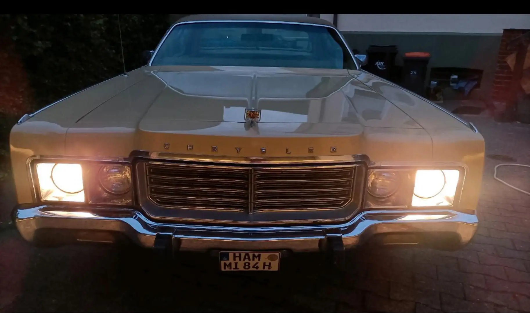 Chrysler New Yorker New Yorker Brougham Beige - 2