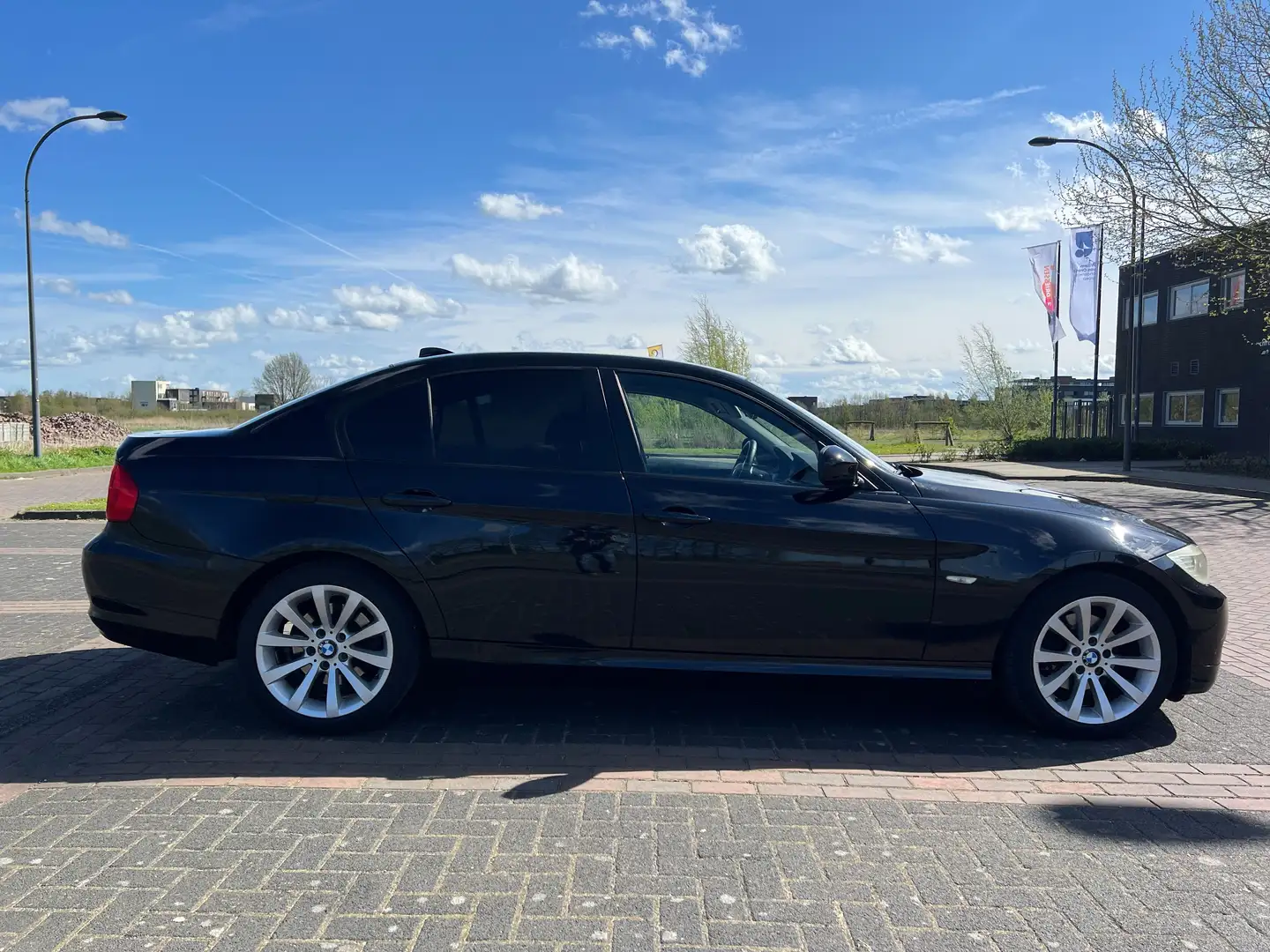 BMW 318 318i Business Line - Grote Navigatie, Zwart - 1