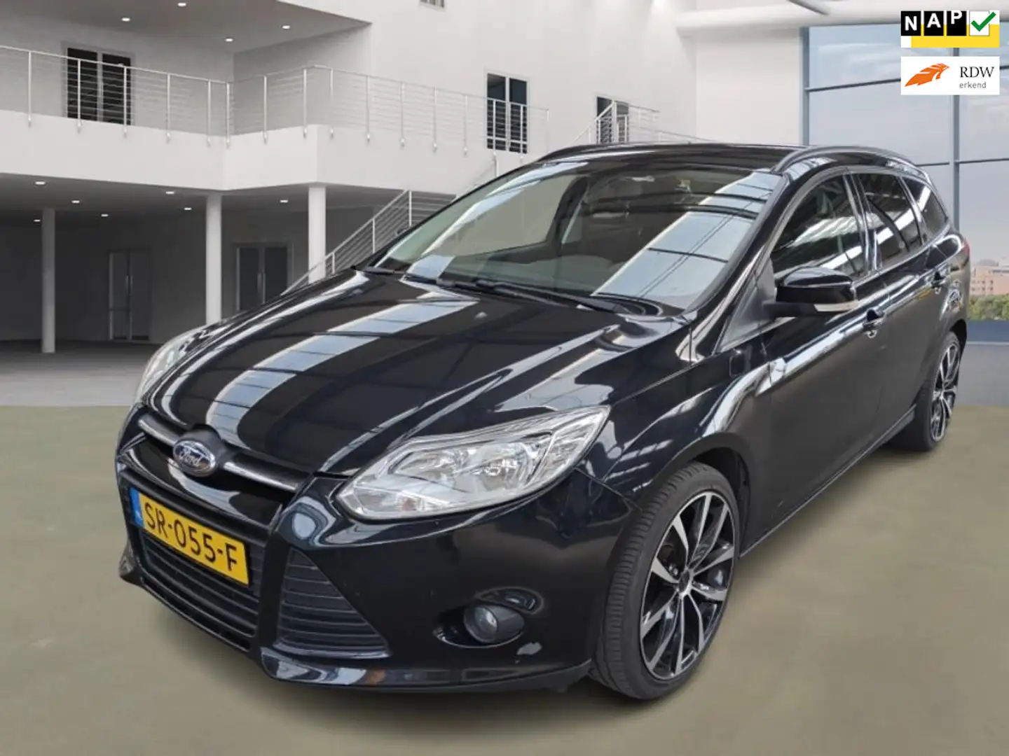 Ford Focus Wagon 1.0 EcoBoost Trend|navi|psensor|trekhaak|lag Zwart - 1