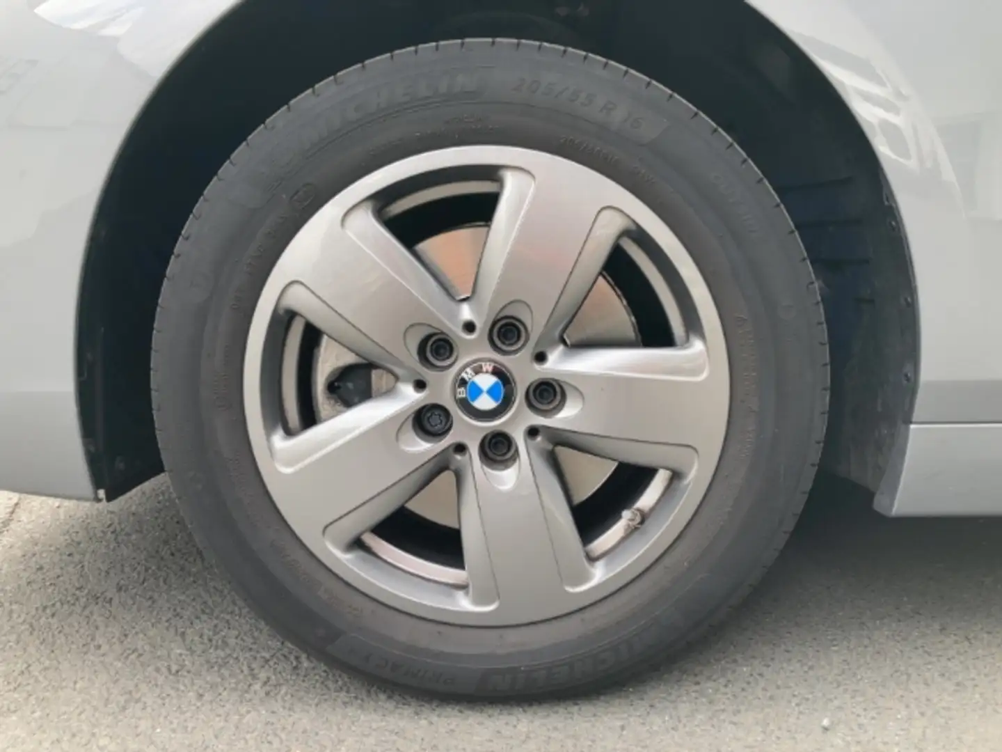 BMW 118 i 5-Türer Navi Leder DigitCockpit  Appl-Carplay LE Grau - 2