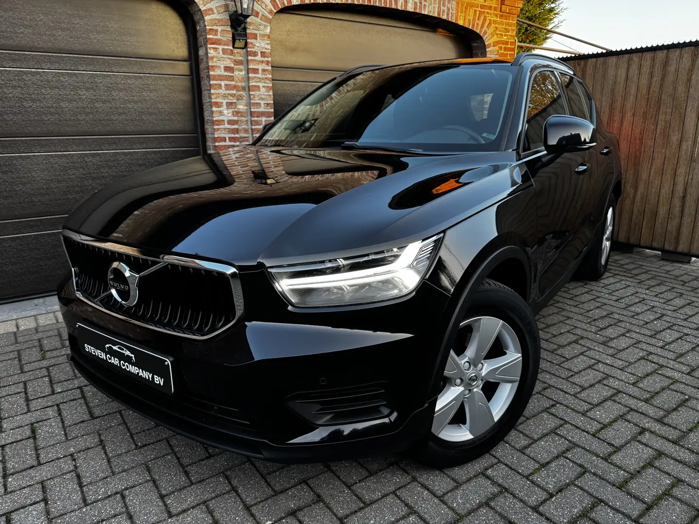 Volvo XC40 | FULL LED | NAVI | PDC | LANE WARNING | CARPLAY | Noir - 1