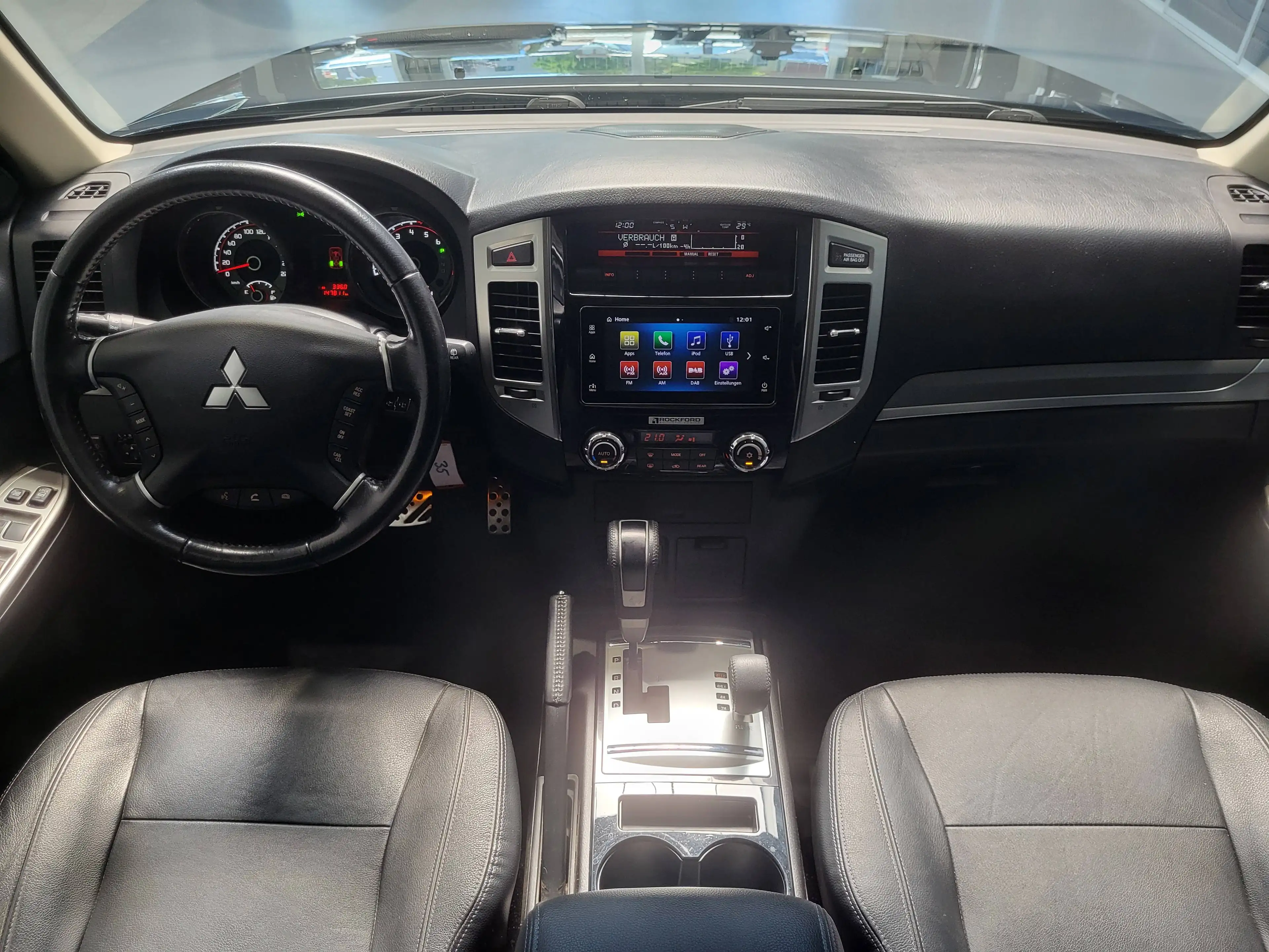Mitsubishi Pajero 3.2 DI-D SUV-Star (5-trg.) *Navi| Xenon| Klima* — photo 12