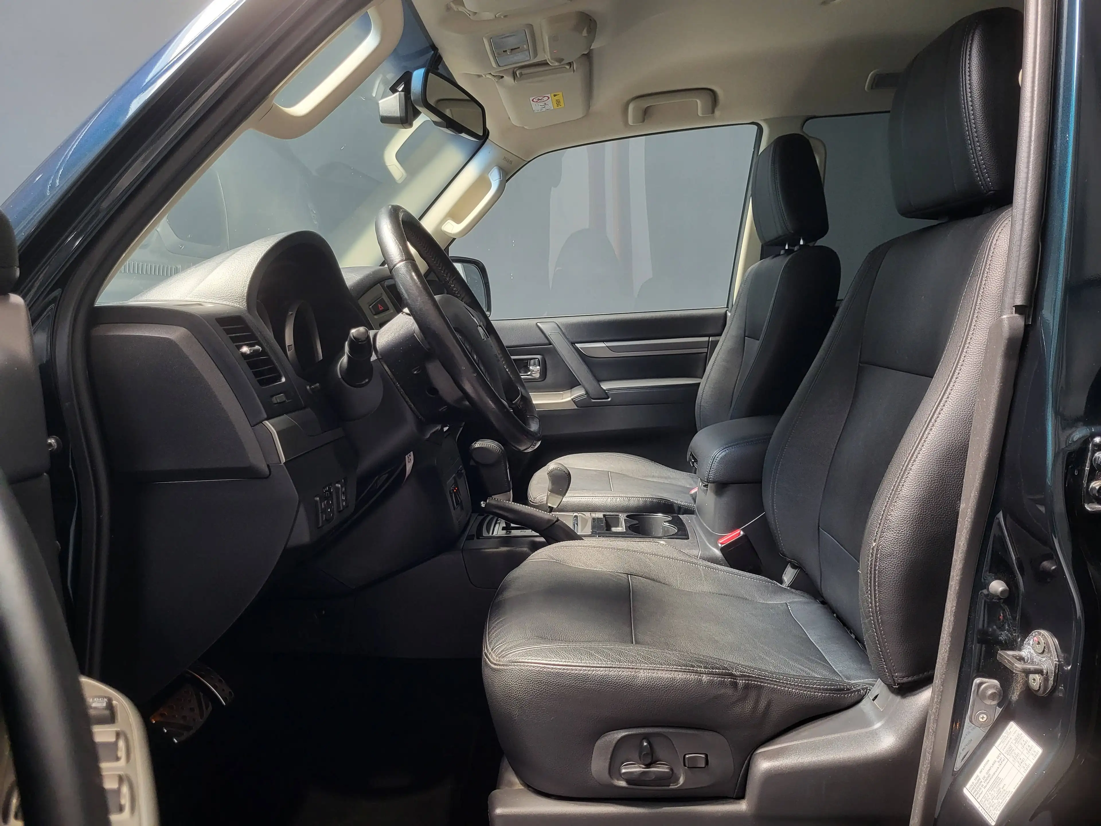 Mitsubishi Pajero 3.2 DI-D SUV-Star (5-trg.) *Navi| Xenon| Klima* — photo 7