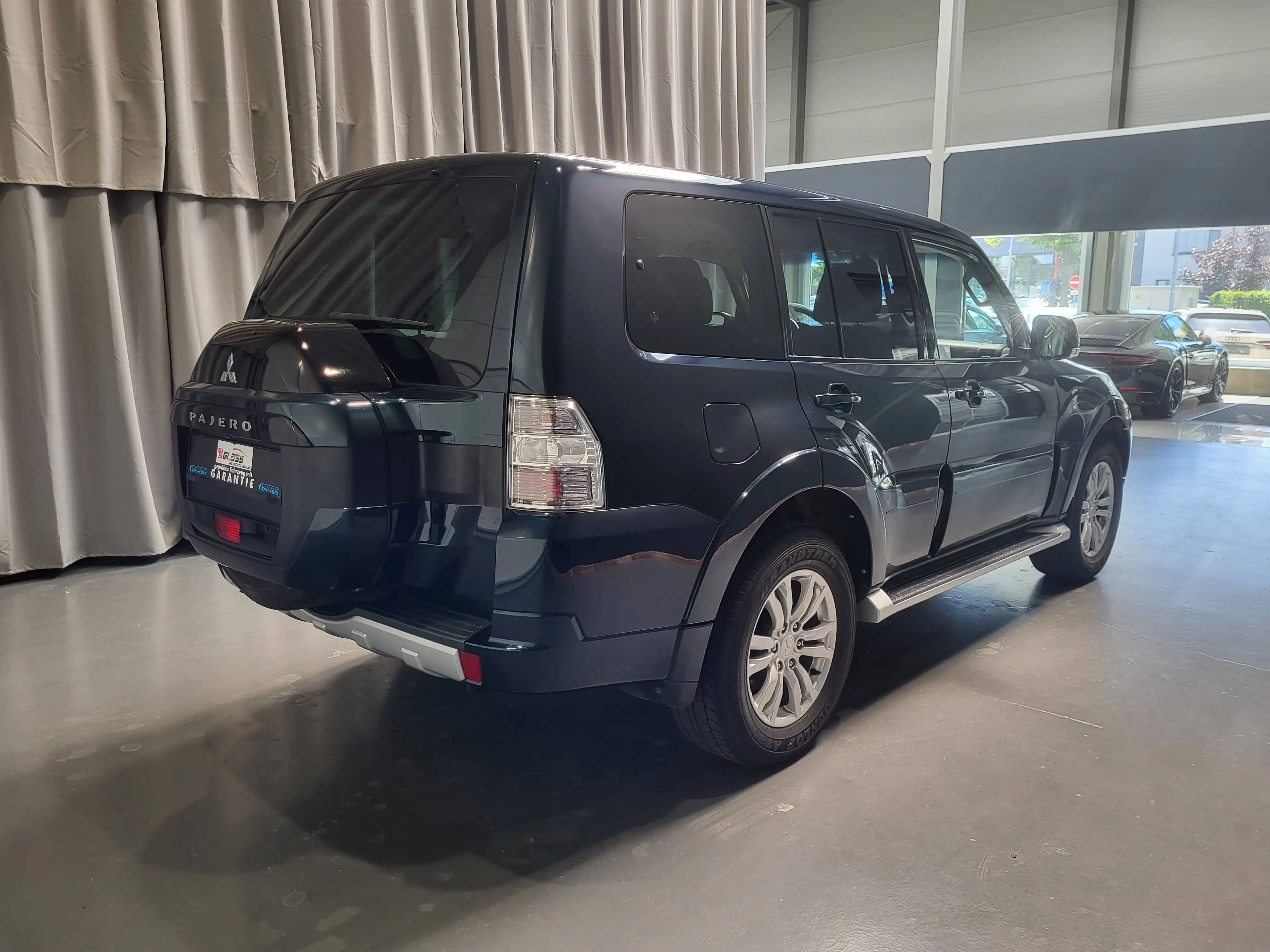 Mitsubishi Pajero 3.2 DI-D SUV-Star (5-trg.) *Navi| Xenon| Klima* — photo 4