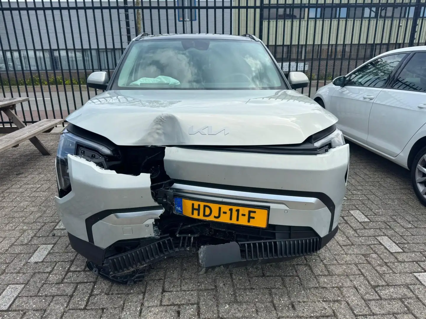 Kia EV3 Plus Advanced 81.4 kWh Schade Auto Rijdt Grijs - 1