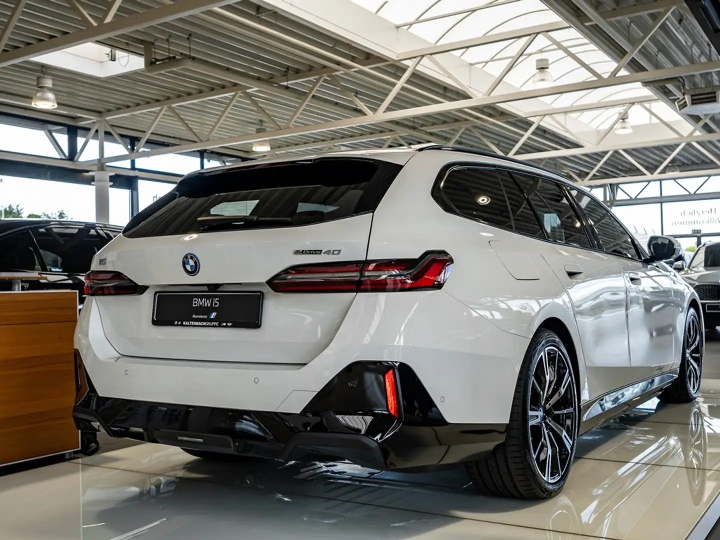 BMW i5 Touring eDrive 40 M-Sport Pro PANO AHK HUD Blanc - 2