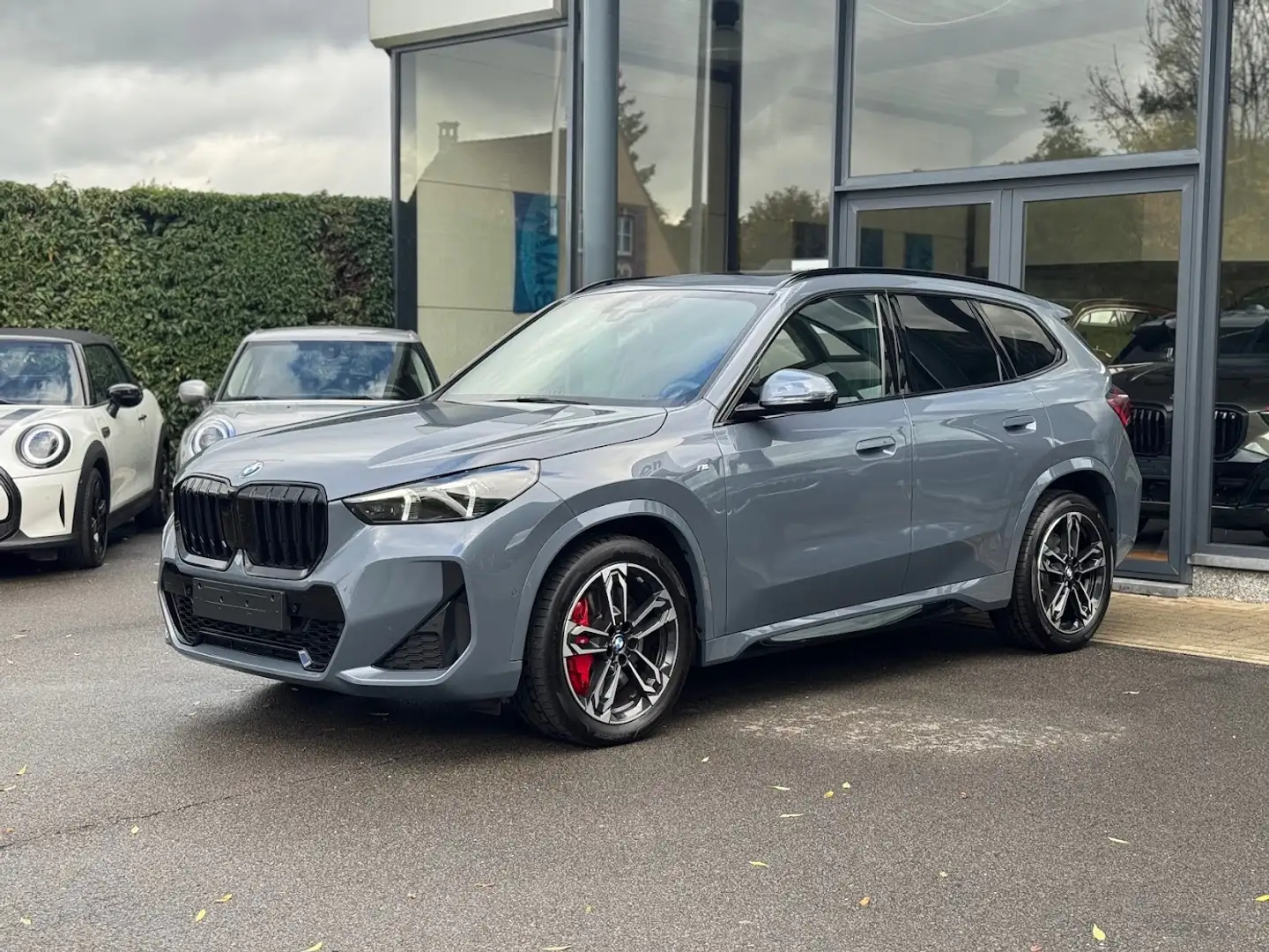 BMW X1 sDrive18i M Sport PRO / PANODAK / KEYLESS / LEER Gris - 2