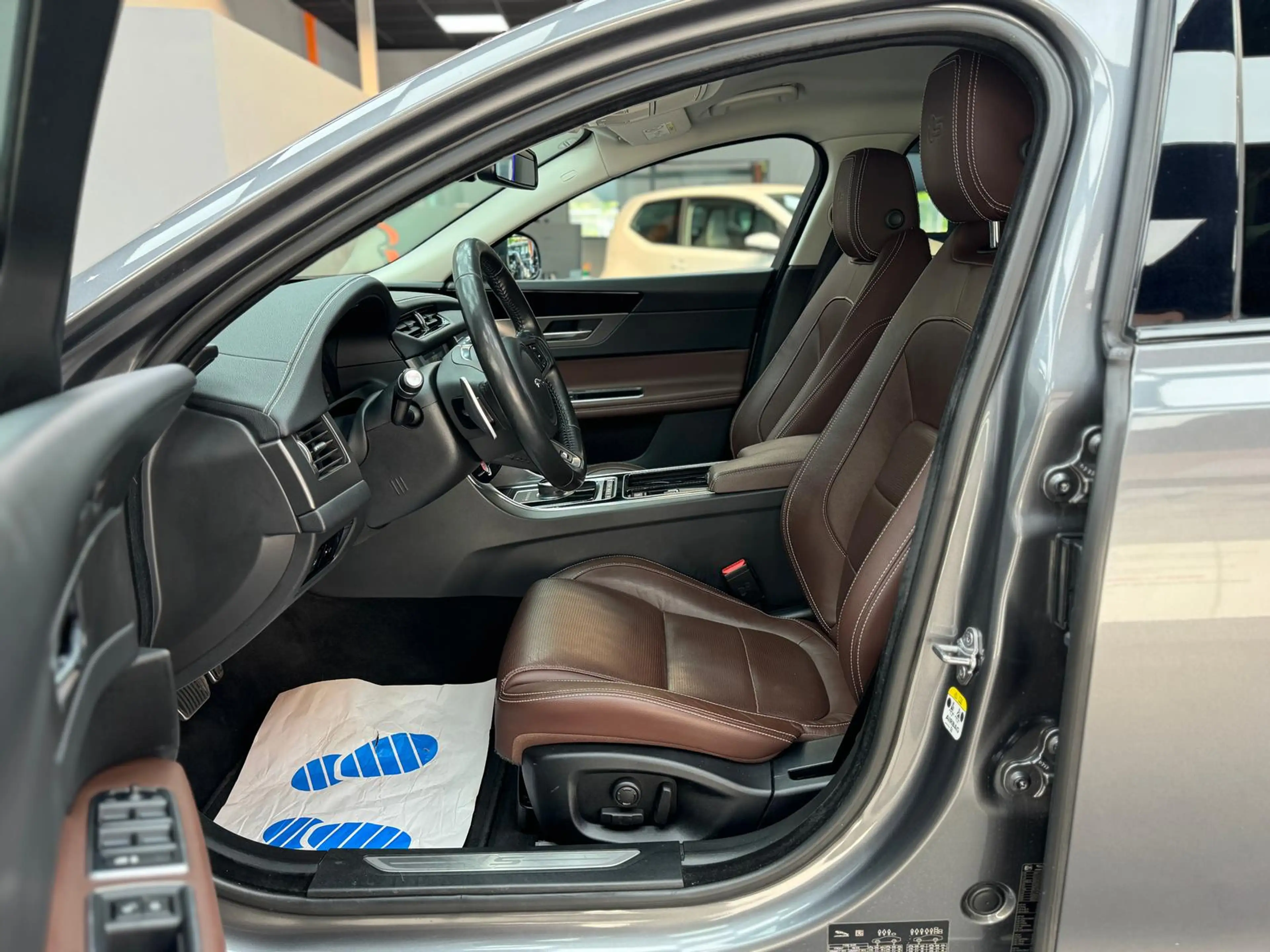 Jaguar XF 3.0 V6 24V Kompressor |KAM|PDC|SHZ|TEMP|AHK — photo 12