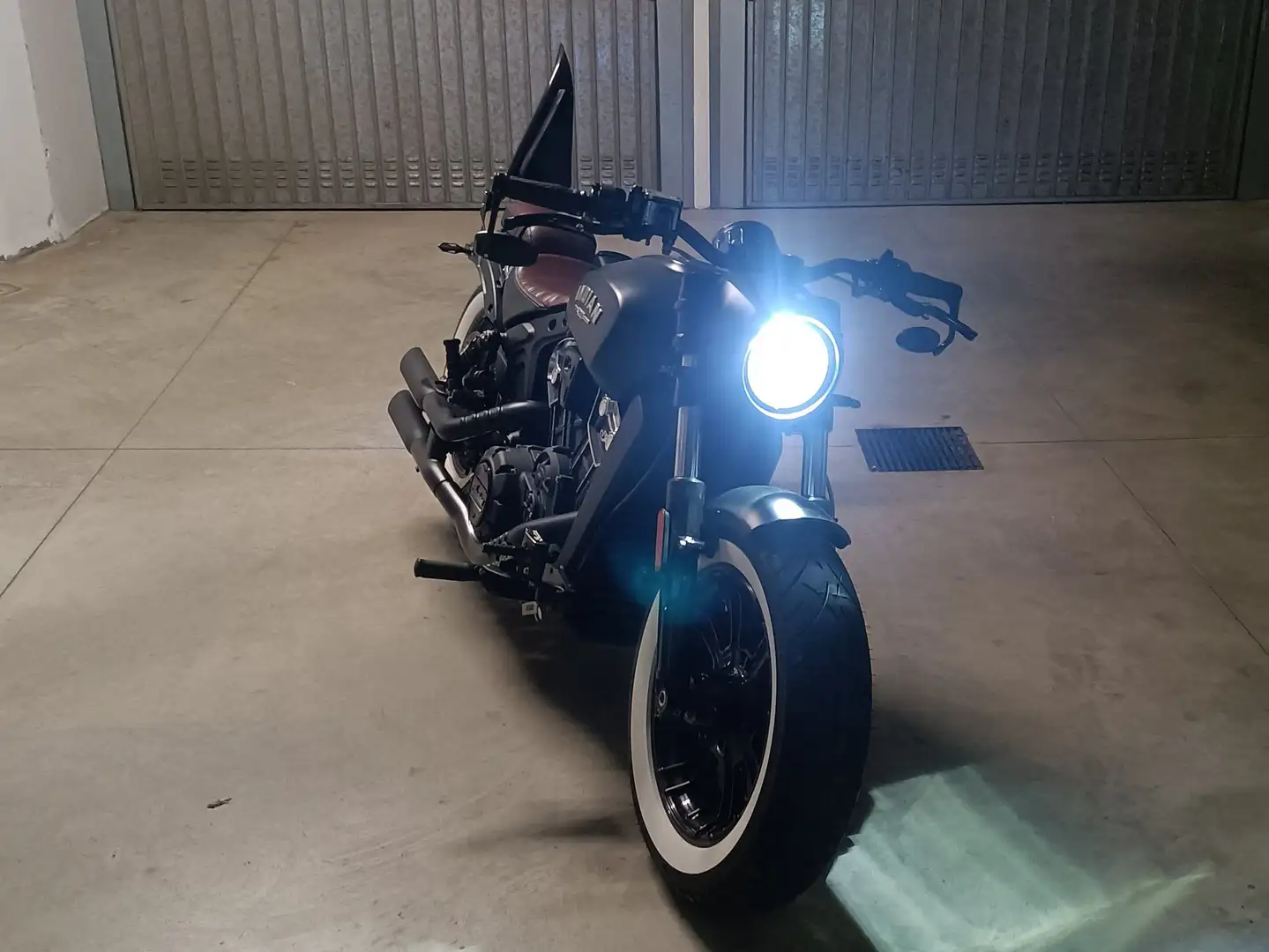 Indian Scout Bobber Nero - 1