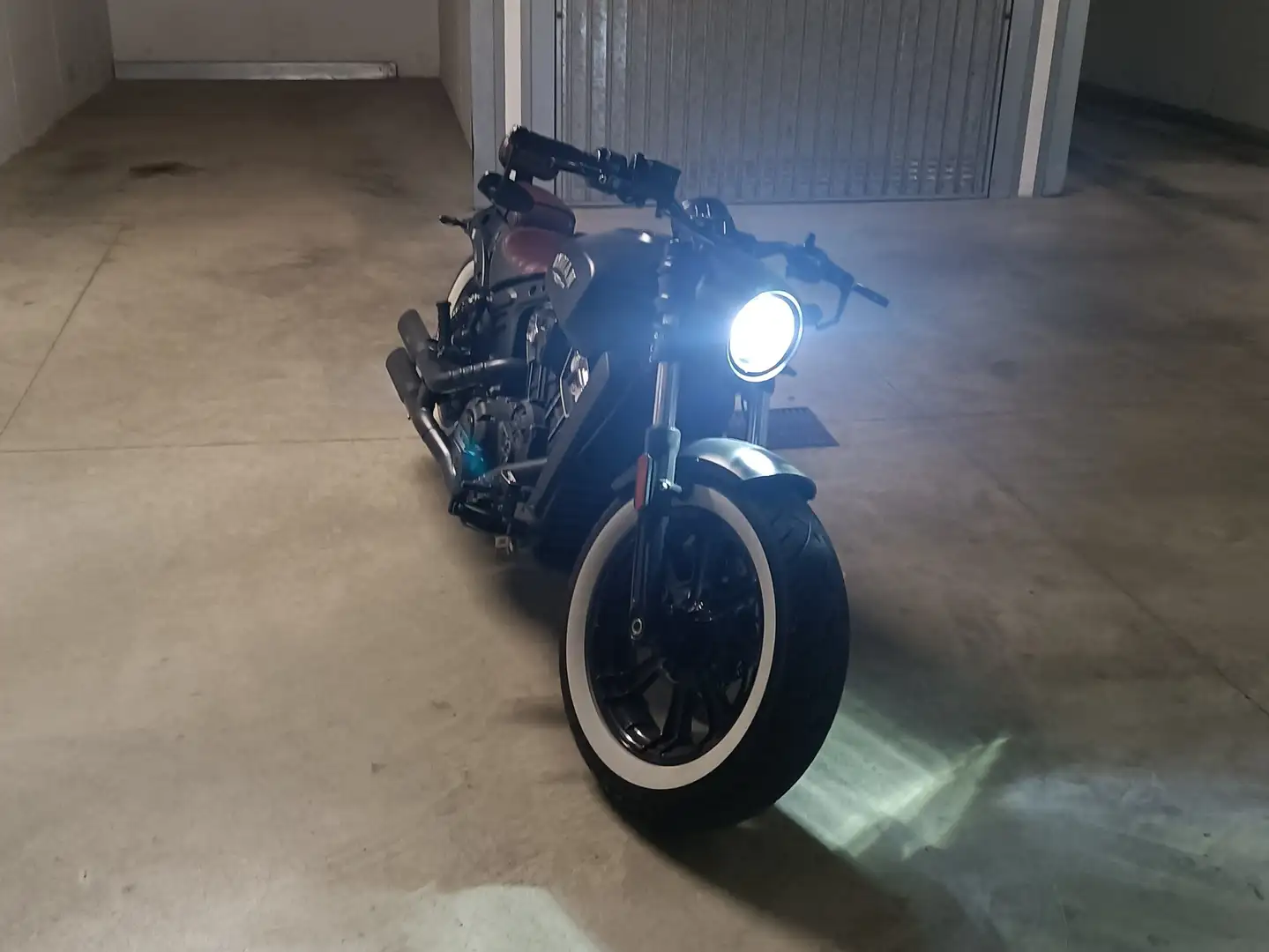 Indian Scout Bobber Nero - 2