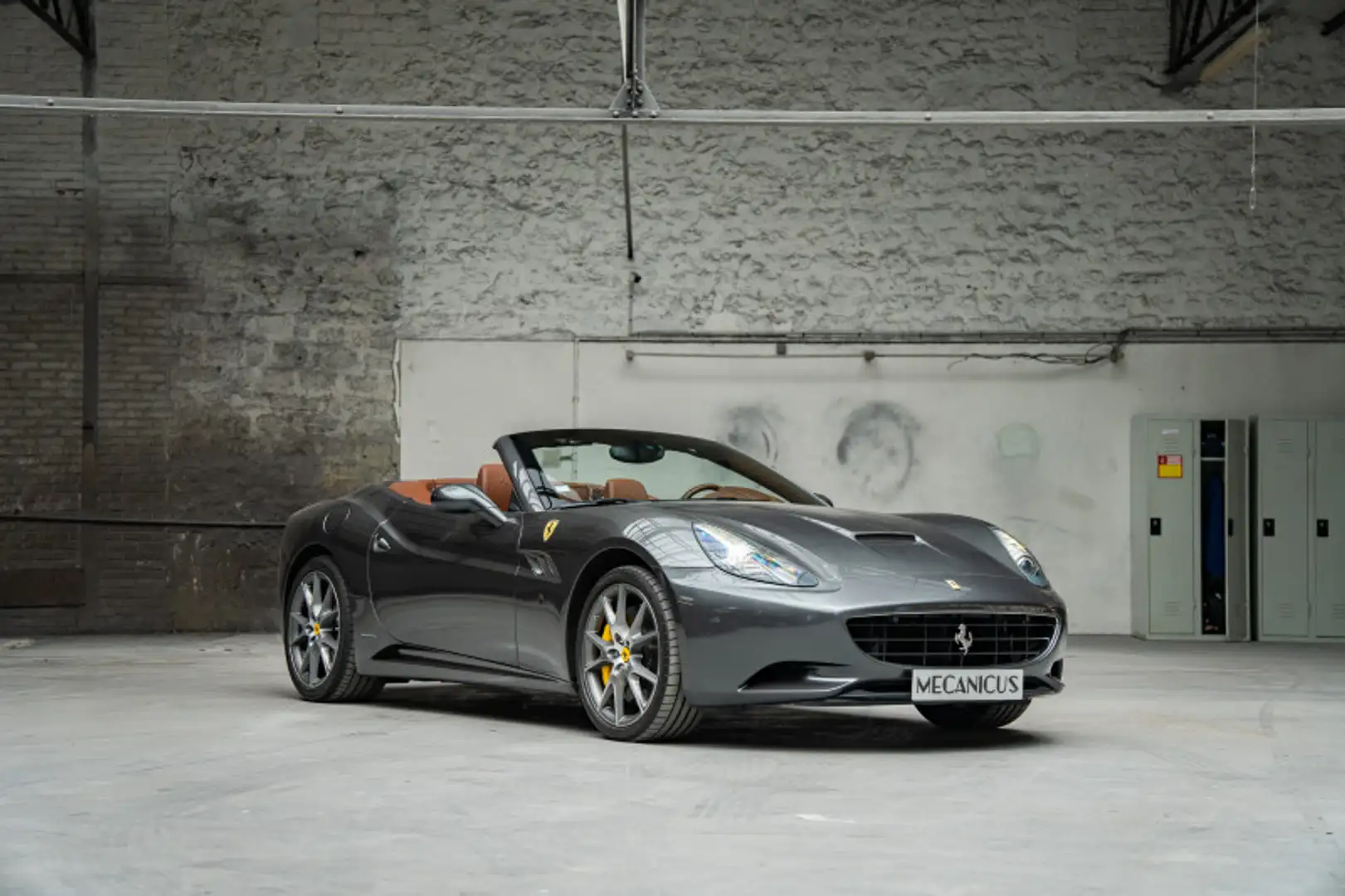 Ferrari California *Grigio Silverstone \u0026 Cioccolato* Gris - 1