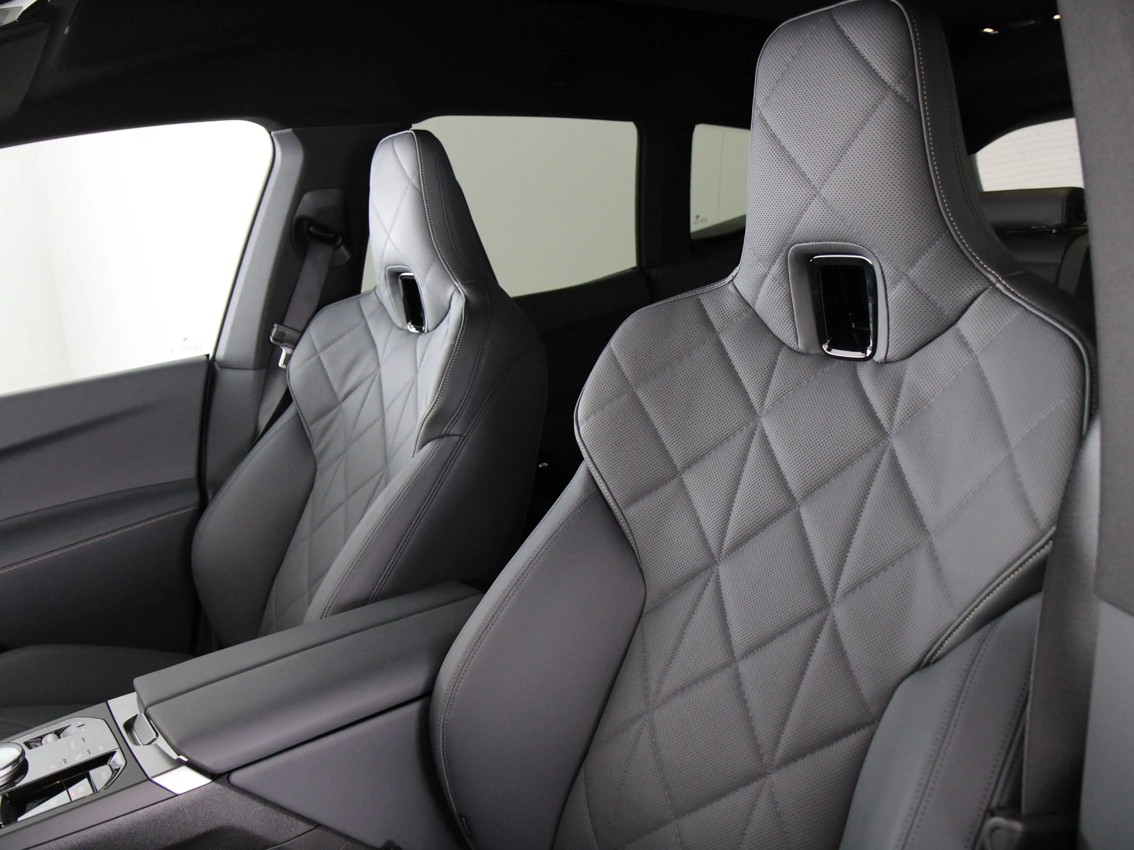 BMW iX xDrive60 112 kWh M Sport Pro — photo 4