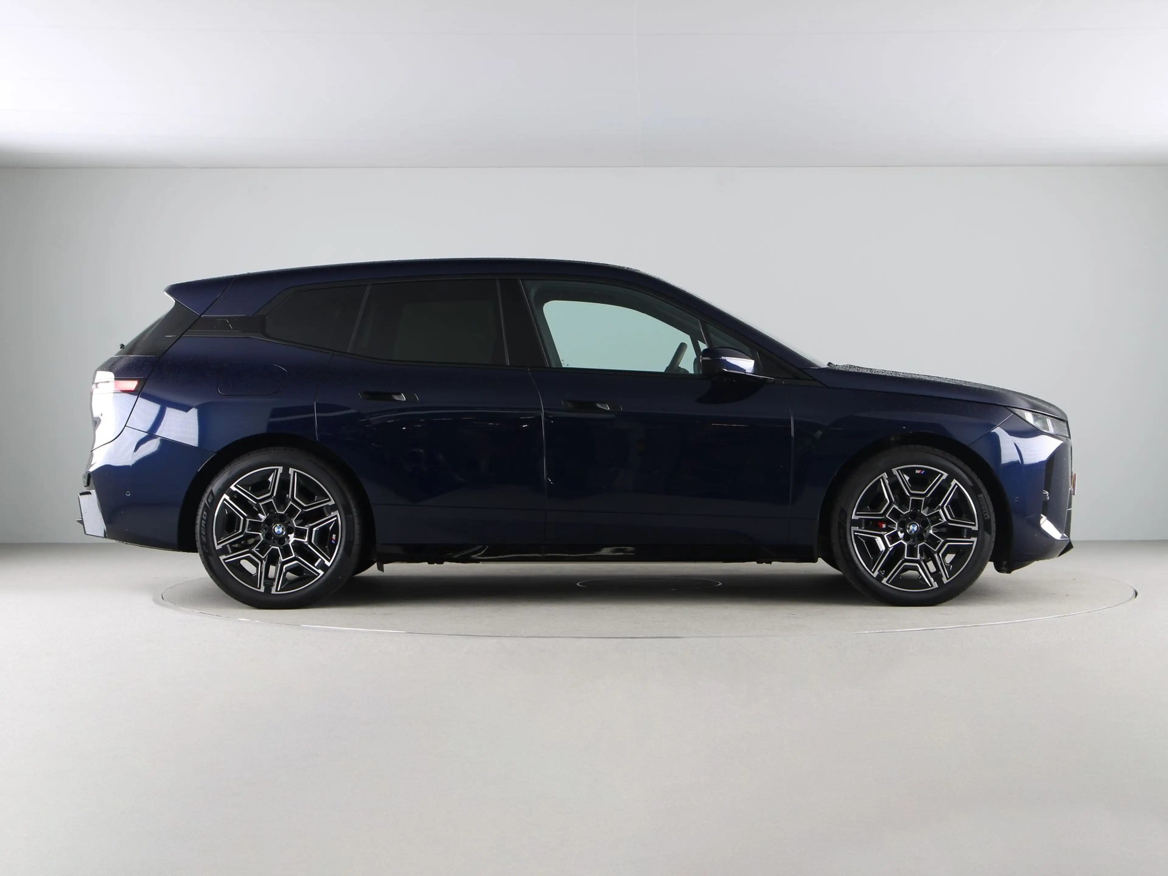BMW iX xDrive60 112 kWh M Sport Pro — photo 7