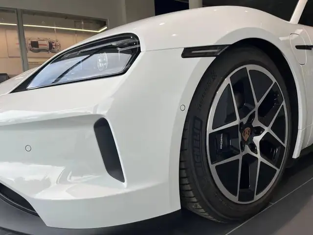 Porsche Taycan view 10