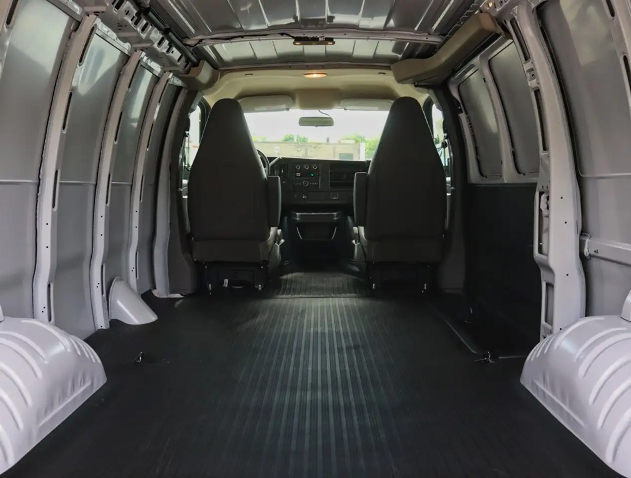 GMC Savana снимка GMC Savana
