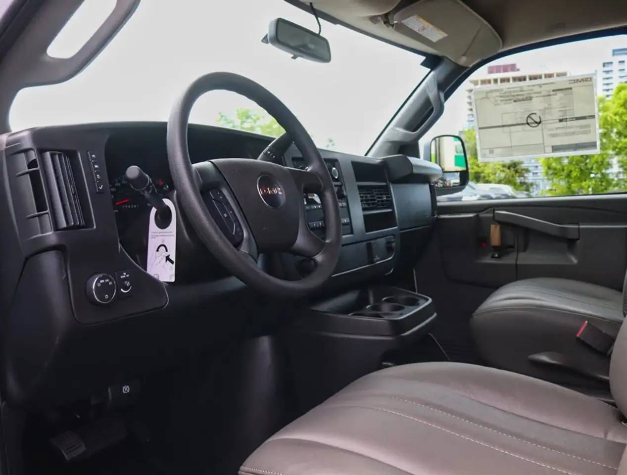 GMC Savana снимка GMC Savana