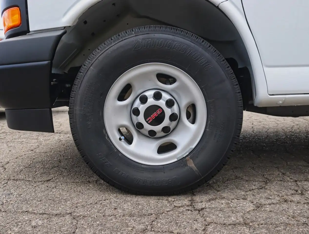 GMC Savana снимка GMC Savana
