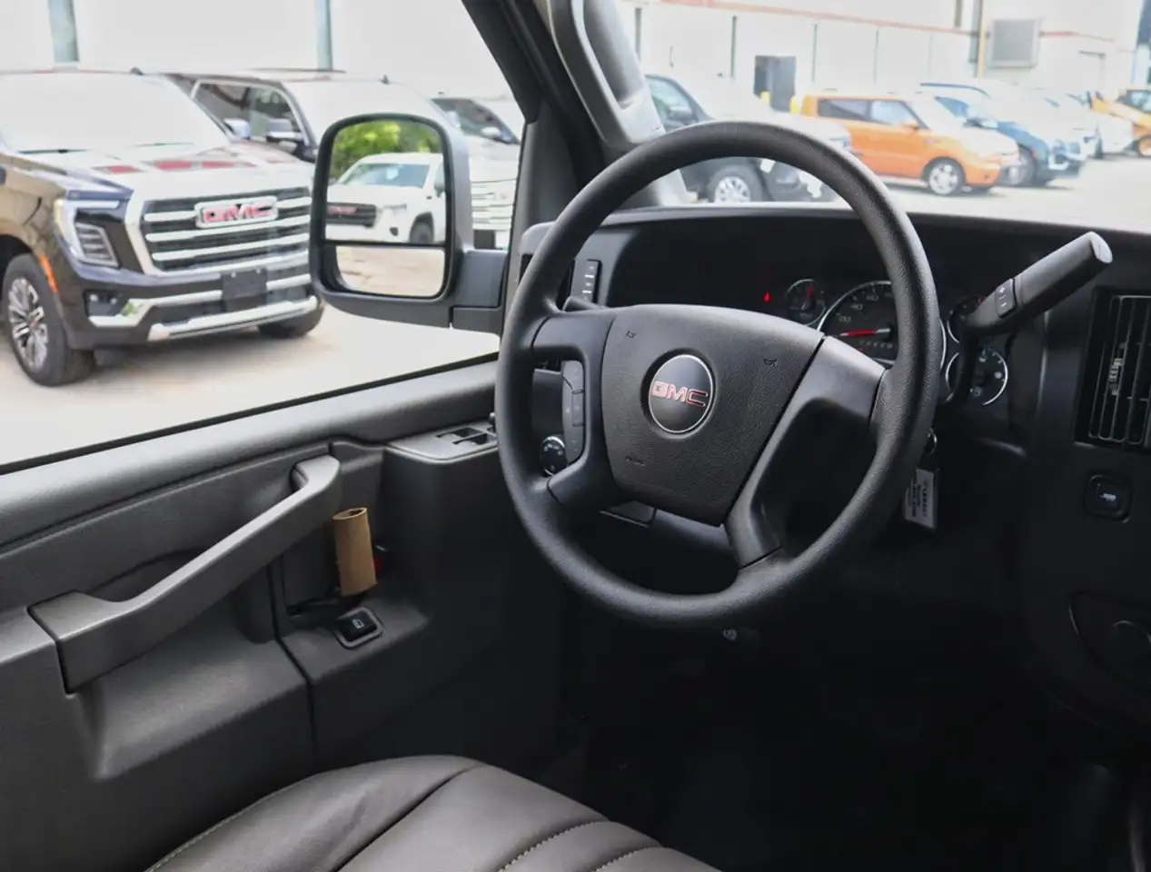GMC Savana снимка GMC Savana
