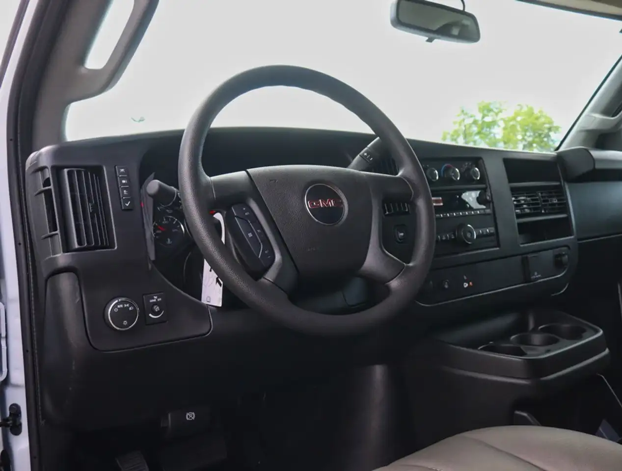 GMC Savana снимка GMC Savana