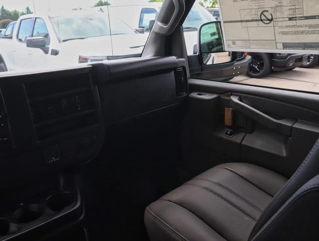 GMC Savana снимка GMC Savana