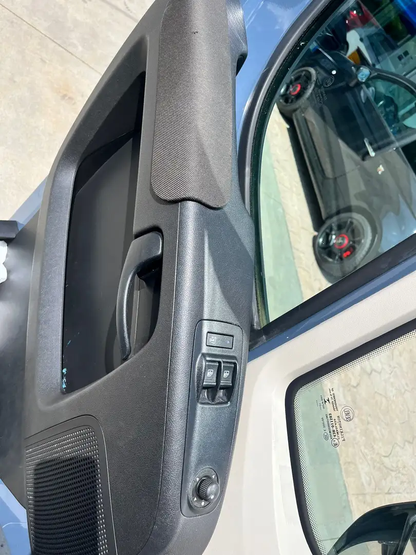 Peugeot Boxer 2021 / 4P / FURGONE 330 L1H1 2.2 B Gris - 2