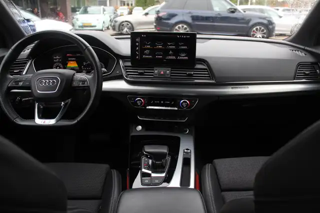 Audi Q5 view 3